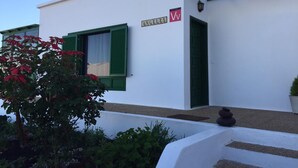 A white building with a sign reading "ANGELS". - Casangeles Holiday Homes (Mozaga)