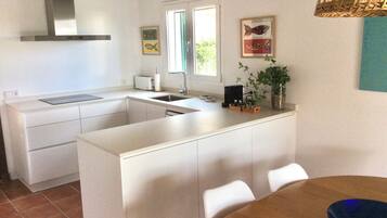 Een koelkast, een oven, een vaatwasser, een koffiezetapparaat/waterkoker