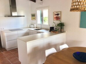 Een koelkast, een oven, een vaatwasser, een koffiezetapparaat/waterkoker