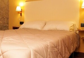 5 bedrooms, free WiFi, bed sheets, wheelchair access - Self catering Mas l'Estrada for 6 people (Calders)