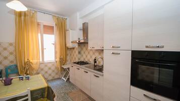 Réfrigérateur, four, plaque de cuisson, cafetiÚre/bouilloire