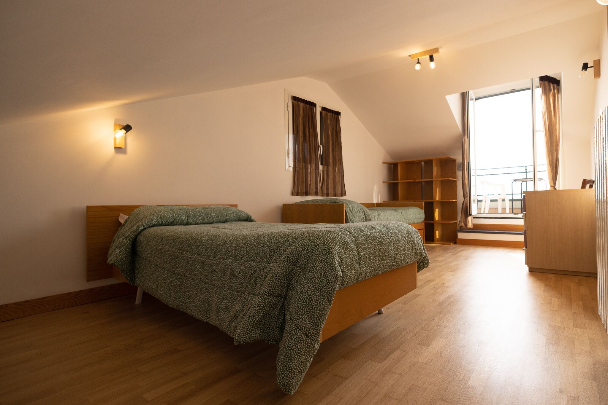 2 habitaciones, tabla de planchar con plancha y cuna de viaje 
