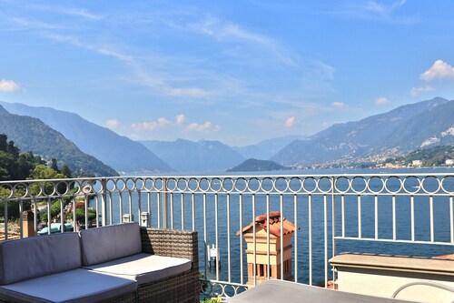 LISZT TOWER by KlabHouse-3BR Lakefront w/Terrace & AC