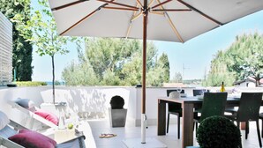 An outdoor patio with lounge chairs, a dining table, and umbrellas. - Pet-friendly vacation home right by the sea - last minute promotion 15% discount (Novigrad)