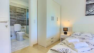 4 Schlafzimmer, Zimmersafe, Bügeleisen/Bügelbrett, WLAN