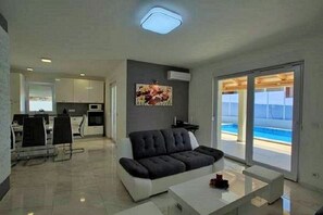 TV - ** Exclusive 4 **** star villa with pool near Umag **  (Buje/Plovanija)