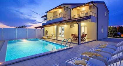 ** Ilman 4 **** tähden huvila uima-altaalla Umag **