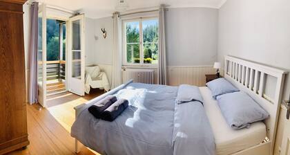 Cómoda casa entre el arroyo y el borde del bosque.