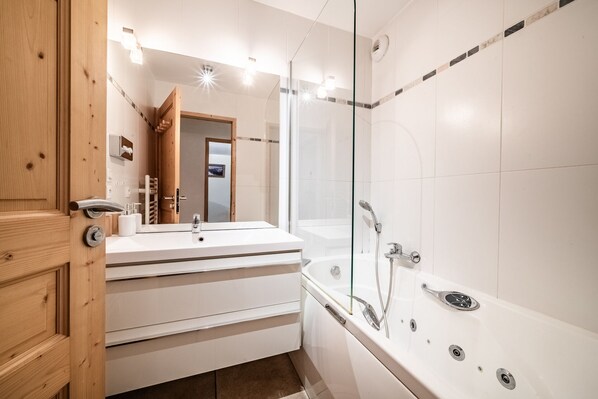 A modern bathroom with a wooden vanity, a large mirror, a bathtub, and a glass shower enclosure. - Very Nice Flat Nine Full Centre Of The Station And Close To Ski Slopes (Les Gets)