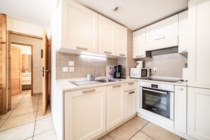 Een koelkast, een microgolfoven, een oven, een kookplaat