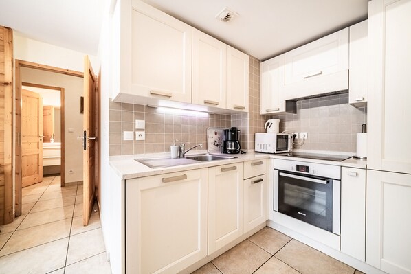 Een koelkast, een microgolfoven, een oven, een kookplaat