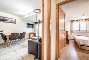 1 slaapkamer, een strijkplank/strijkijzer, wifi, beddengoed