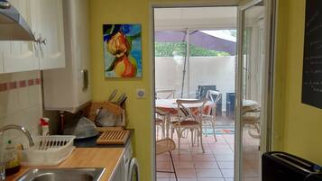 Réfrigérateur, micro-ondes, four, plaque de cuisson