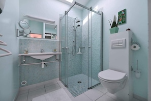 Dusche, Haartrockner, Handtücher, Seife