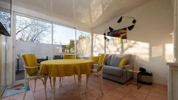 Télévision, livres, espaces bureaux