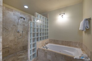 Combined shower/bathtub, hair dryer, towels - Regency Villas 3BD +Loft, 3BA,sleeps 8-10, A/C, 5 min walk to beach, 5 star !!! (Koloa)