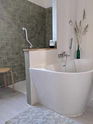 Badewanne, Haartrockner, Seife, Toilettenpapier