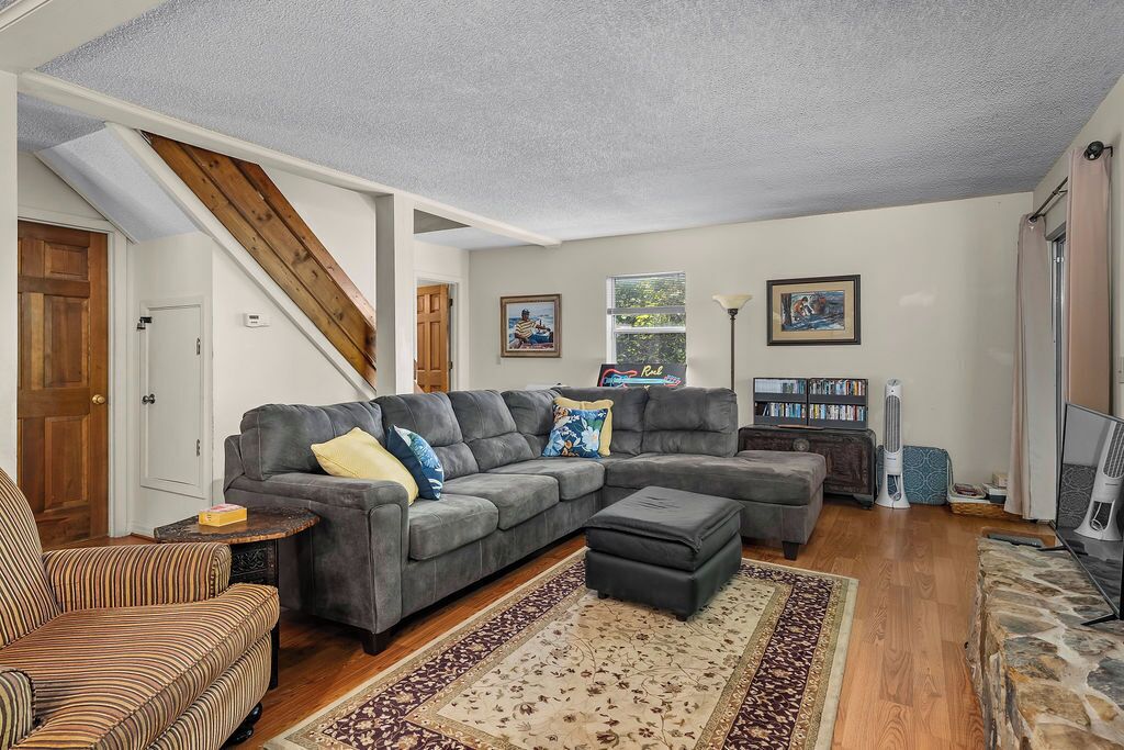 智能电视、壁炉、DVD 播放器、影片库