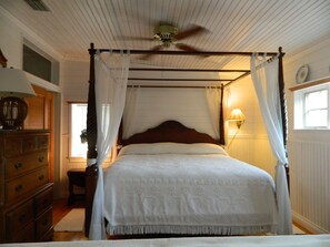 1 bedroom, desk, iron/ironing board, free WiFi - Key West Style Cottage on 2.5 Acre Estate (Secluded)- Very quiet -Tarpon Springs (Tarpon Springs)