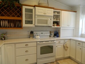 Fridge, microwave, oven, stovetop - Key West Style Cottage on 2.5 Acre Estate (Secluded)- Very quiet -Tarpon Springs (Tarpon Springs)