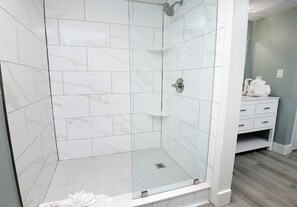 Ducha y bañera combinadas y toallas