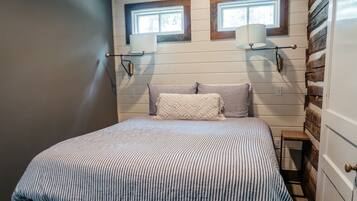 2 bedrooms, desk, iron/ironing board, WiFi