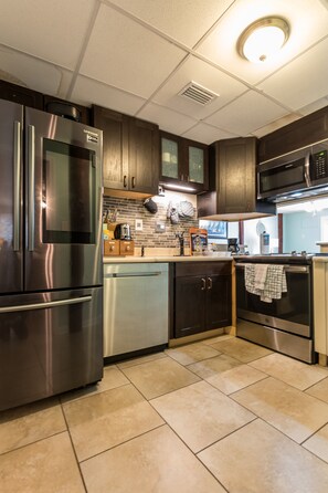 Kylskåp, mikrovågsugn, ugn och spishäll