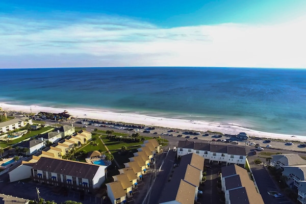 Una playa cerca, sillas reclinables de playa