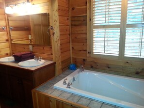 Combined shower/bathtub, jetted bath, towels