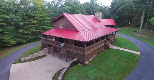 Log Home Retreat On Picturesque Private Farm