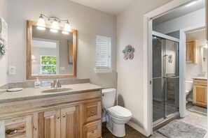 Dusj, hårføner, håndklær og såpe