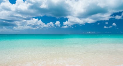 Luxuswohnung mit 2 Schlafzimmern direkt am Strand von Grace Bay!