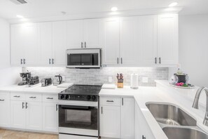 ثلاجة، ميكروويف، فرن، موقد طهي مسطح