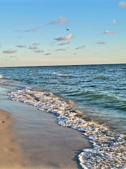 ONE BLOCK to the beach, Restaurants & Shopping!!!