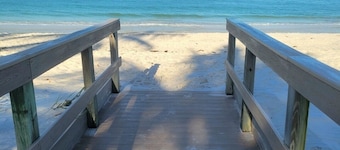 ONE BLOCK to the beach, Restaurants & Shopping!!!