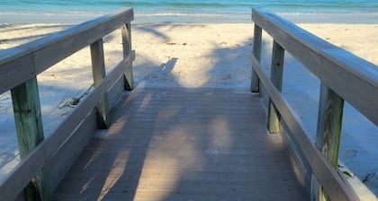 ¡A UN BLOQUE de la playa, restaurantes y tiendas!