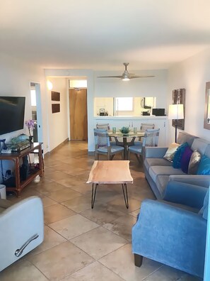 Smart-TV, DVD-Player, Bücher, Musikbibliothek