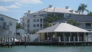 Un hôtel situé au bord de l’eau, doté de nombreux balcons, d’une zone abritée avec un quai et offrant une vue dégagée sur l’eau.