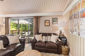 Smart TV, fireplace, video games, books - Beautiful End Unit Condo with Pool - Minutes to Skiing & Golf (Bellaire)