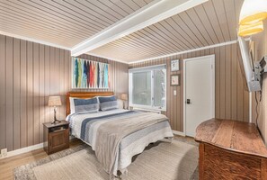 3 bedrooms, iron/ironing board, travel cot, free WiFi - Beautiful End Unit Condo with Pool - Minutes to Skiing & Golf (Bellaire)