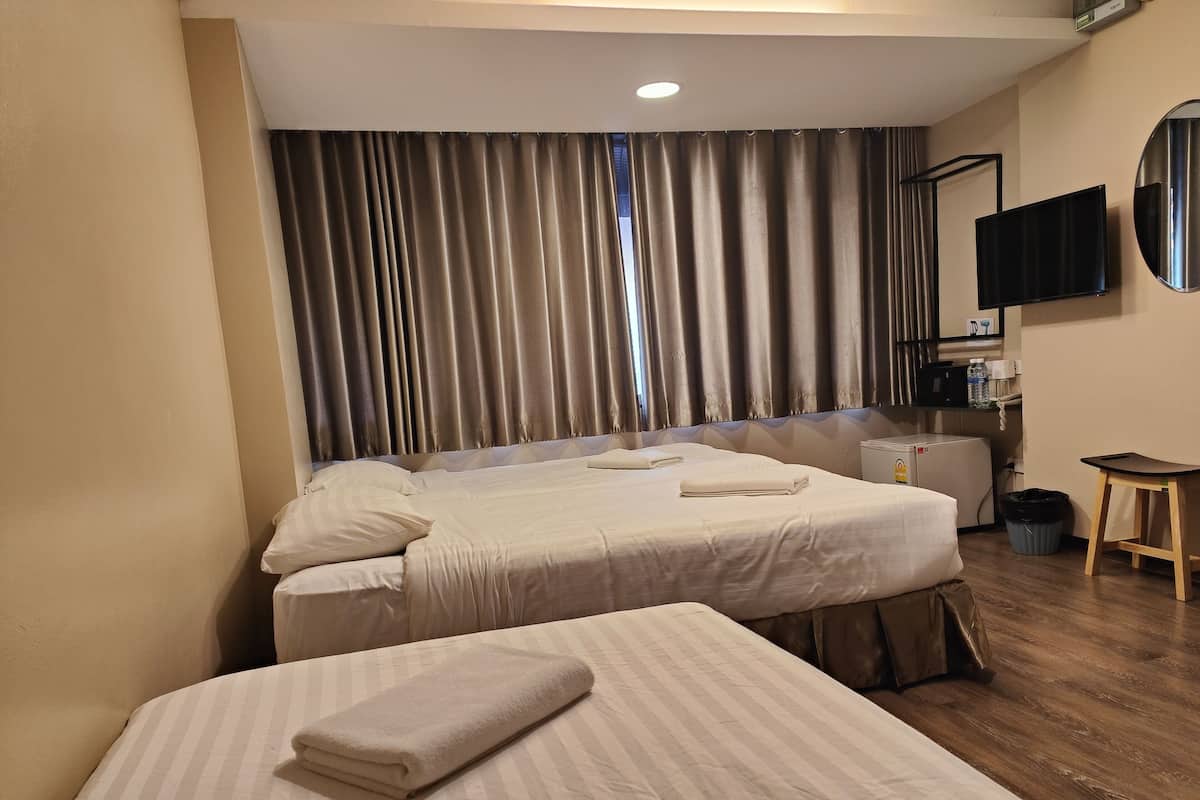 Habitación triple Deluxe | Ropa de cama de alta calidad y minibar