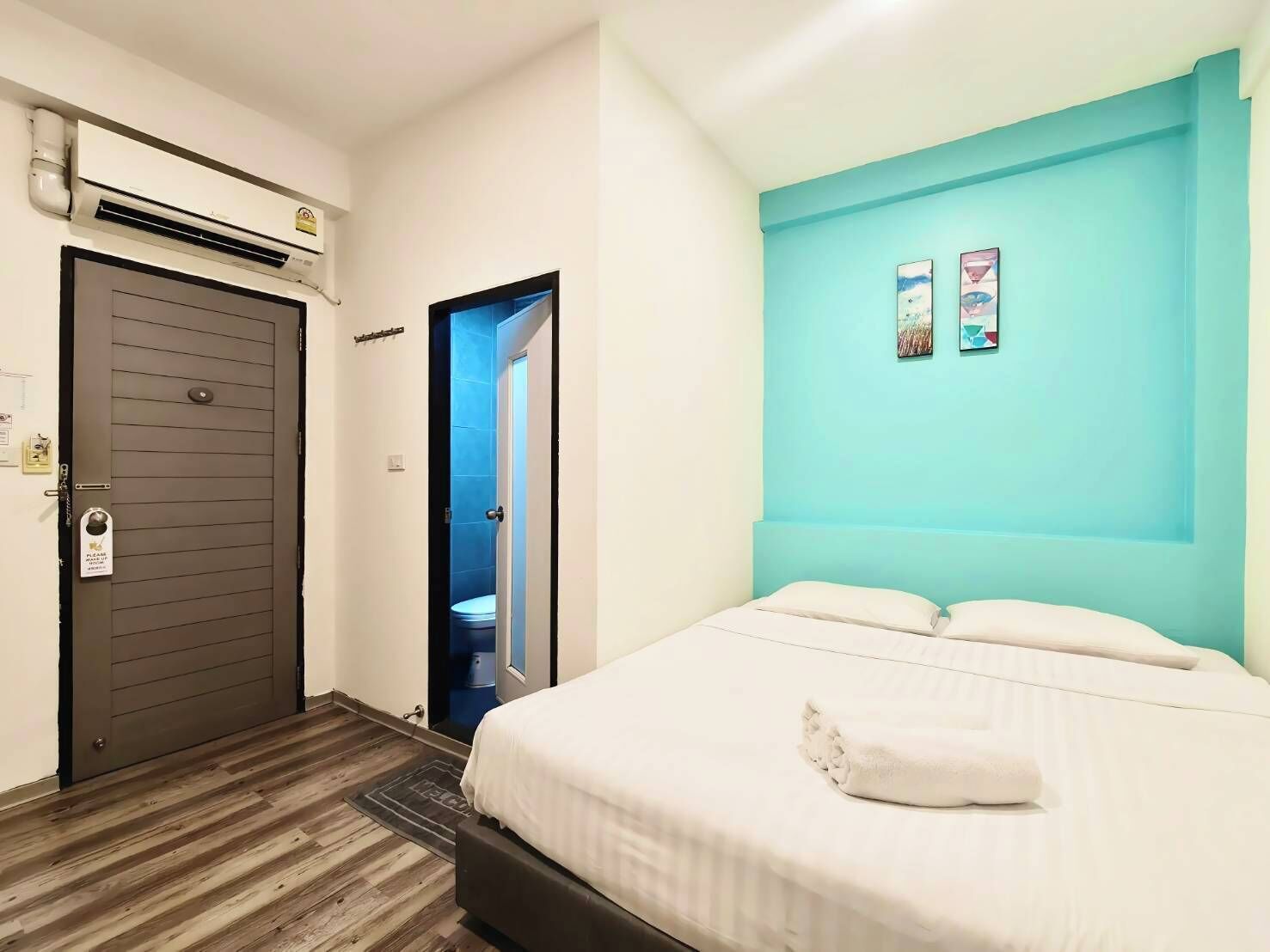 Quarto casal superior, 1 cama King | Roupas de cama premium, frigobar, cofres nos quartos, Wi-Fi de cortesia