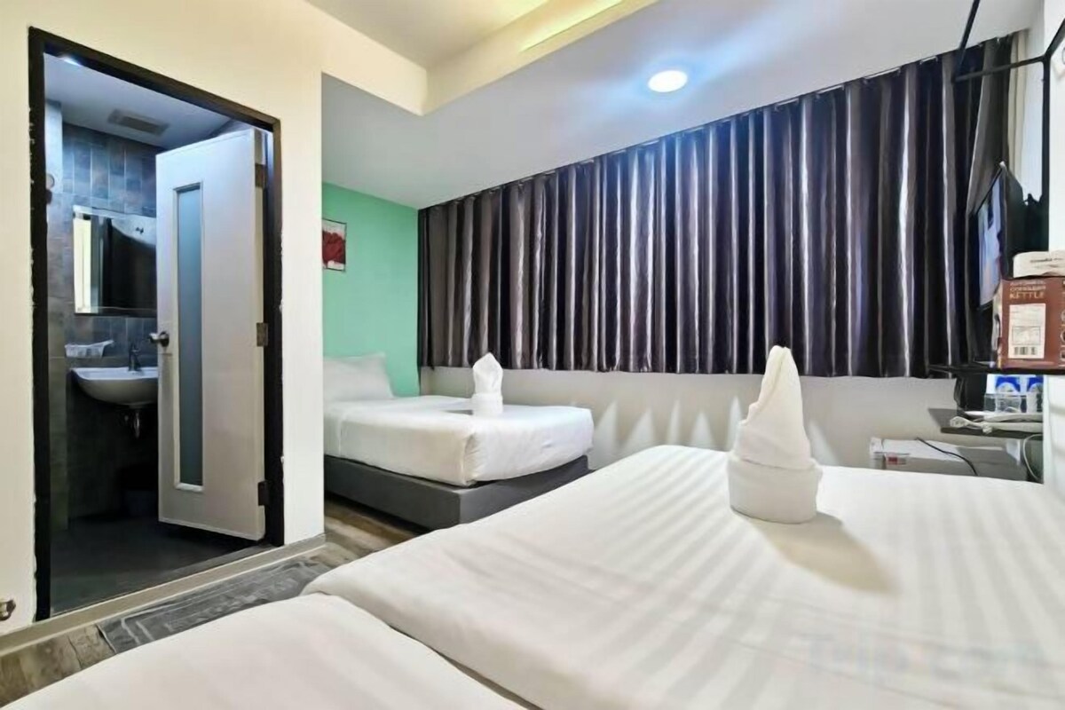 Premium bedding, minibar, in-room safe, WiFi (free)