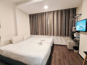 Quarto triplo luxo | Roupas de cama premium, frigobar, cofres nos quartos, Wi-Fi de cortesia