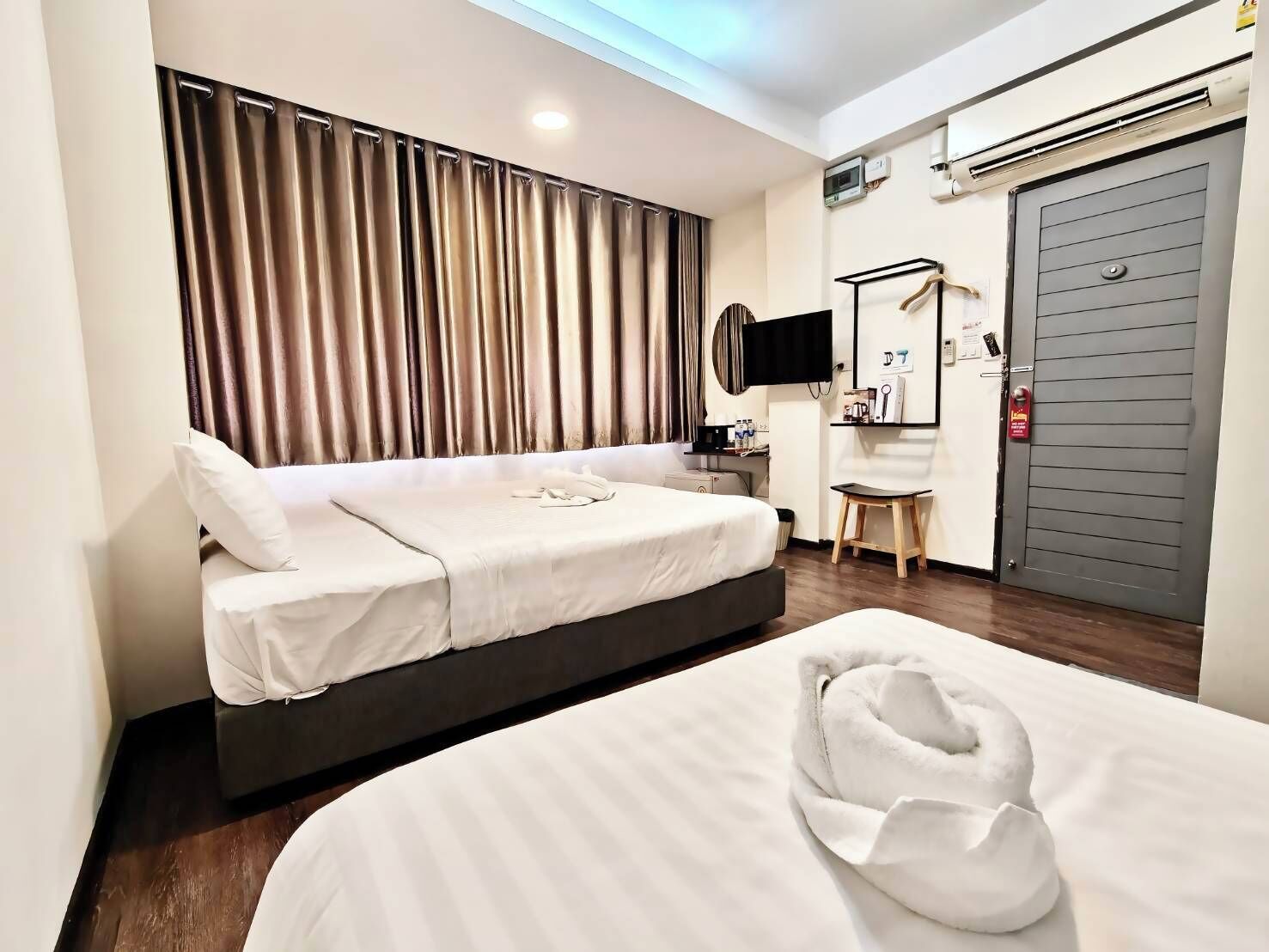 Deluxe trippelrum | Sängtillbehör av högsta kvalitet och minibar