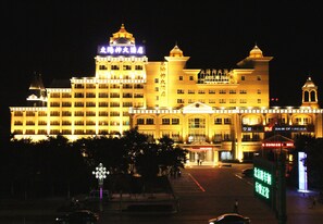 Vista frontal de la propiedad por la tarde o noche