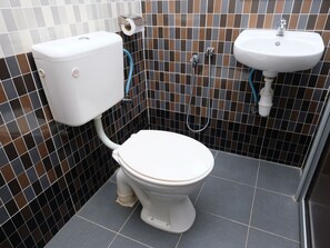 Deluxe Double Room, 1 Double Bed | Bathroom | Shower, free toiletries, hair dryer, slippers