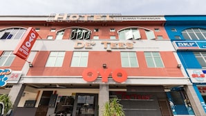 Un hotel llamado 'Hotel De'Tees' con un llamativo logotipo de 'OYO'.