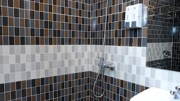 Superior driepersoonskamer, 3 eenpersoonsbedden | Badkamer | Een douche, gratis toiletartikelen, een haardroger, pantoffels