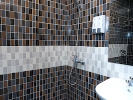Superior Triple Room, 3 Twin Beds | Bathroom | Shower, free toiletries, hair dryer, slippers